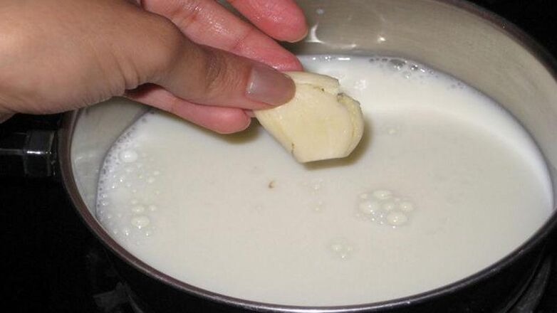 Uma decocção de alho com leite para um enema antiparasitário de limpeza